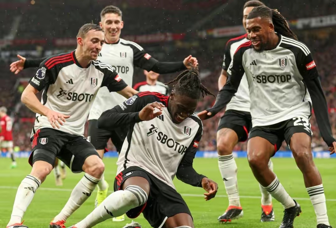 关于刚刚！国际比赛日曼联外线爆发今晨尼斯迎来里程碑，蒂姆在曼联比赛中败北的信息